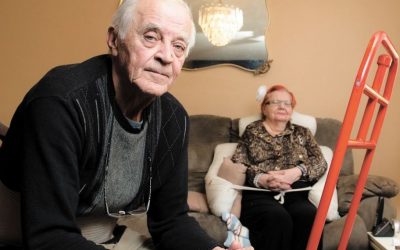 À 80 ans, il s’occupe seul de sa femme malade et est épuisé. Il dénonce que sa conjointe malade n’a pas pu prendre un bain depuis 13 mois.